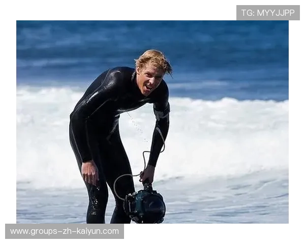 冲浪选手与海豹“抢浪”，全网笑疯